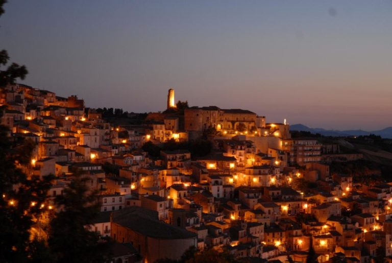 C’è un borgo in Sicilia che regala case gratis