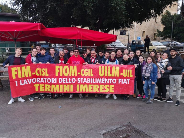 Tornano a protestare gli ex operai dell’indotto ex Fiat, sit in nella sede storica del comune di Termini Imerese