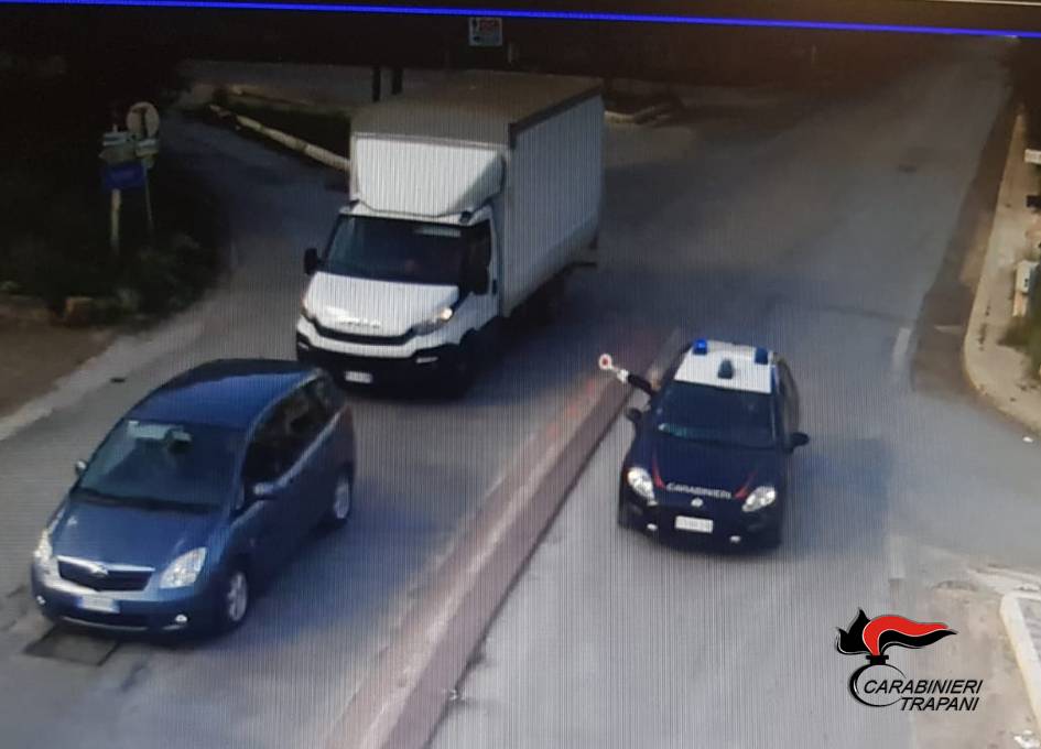 Ruba furgone, dopo rocambolesco inseguimento finisce su auto carabinieri: arrestato