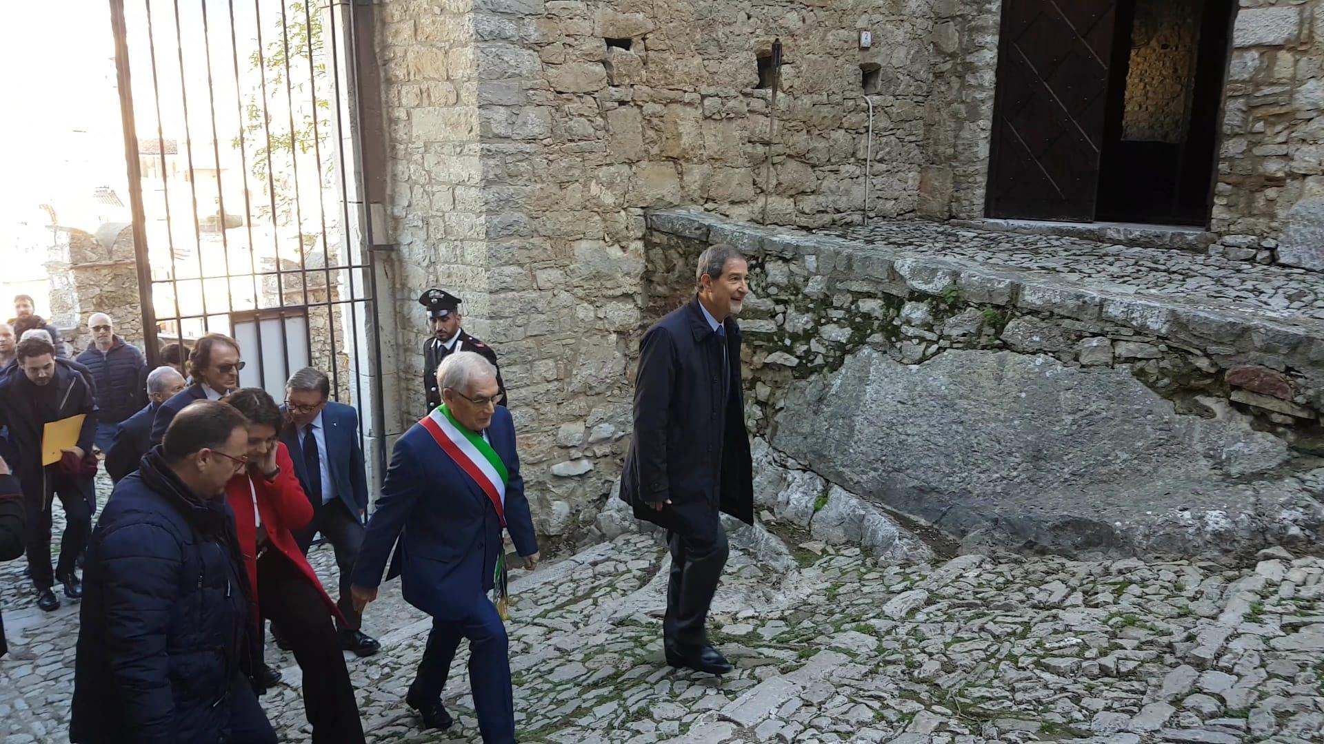 Il presidente della Regione Siciliana consegna il castello di Caccamo al comune FOTO