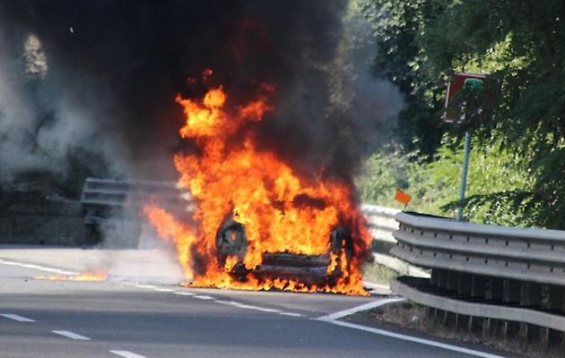 Paura sulla A19: furgone in fiamme e traffico in tilt