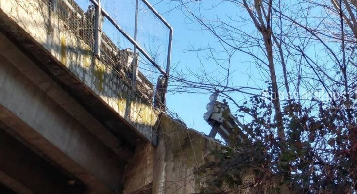 Tragedia in provincia di Palermo: auto di scorta si schianta contro guard-rail, agente scende e precipita da viadotto