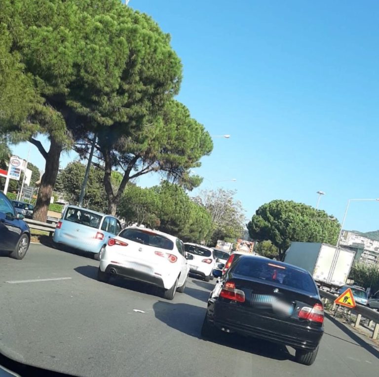 Viale Regione Siciliana Palermo: ordinanza per restringimento carreggiata direzione Catania del ponte Corleone in notturna