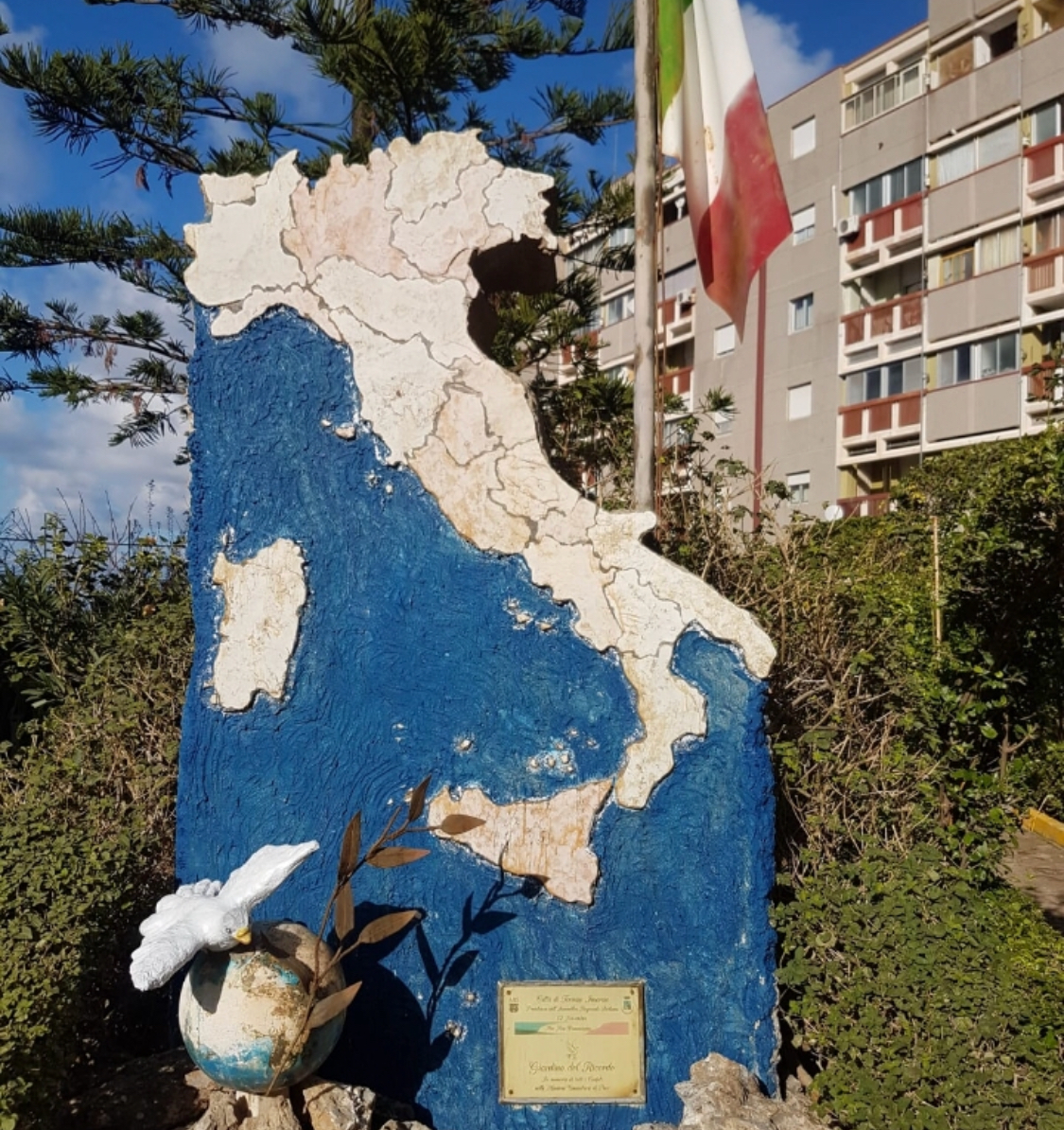 Termini Imerese: vandalizzato il monumento ai caduti nel quartiere Beato Agostino Novello FOTO