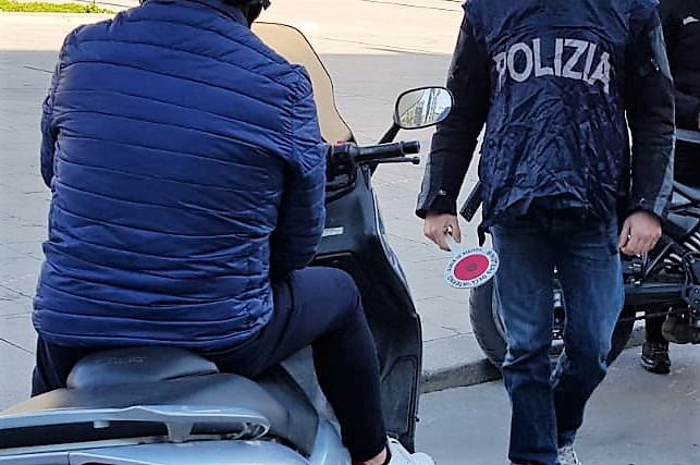 Palermo: fugge dalla polizia in autostrada contromano, denuncia, sequestro e multa