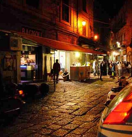 Bacia una donna in pieno centro a Palermo: scoppia una maxi rissa, un ferito