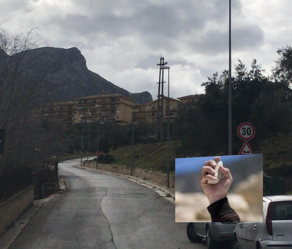 Degrado e paura nella notte a Termini Imerese: vandali lanciano pietre, cartello contro carabinieri in via Navarra