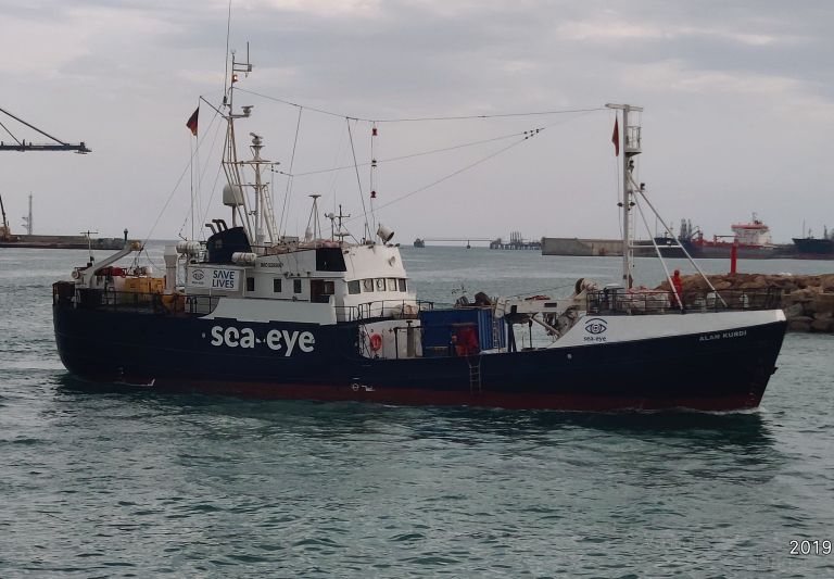 La nave Alan Kurdi a tre miglia da Termini Imerese, ma non entrerà in porto - VIDEO