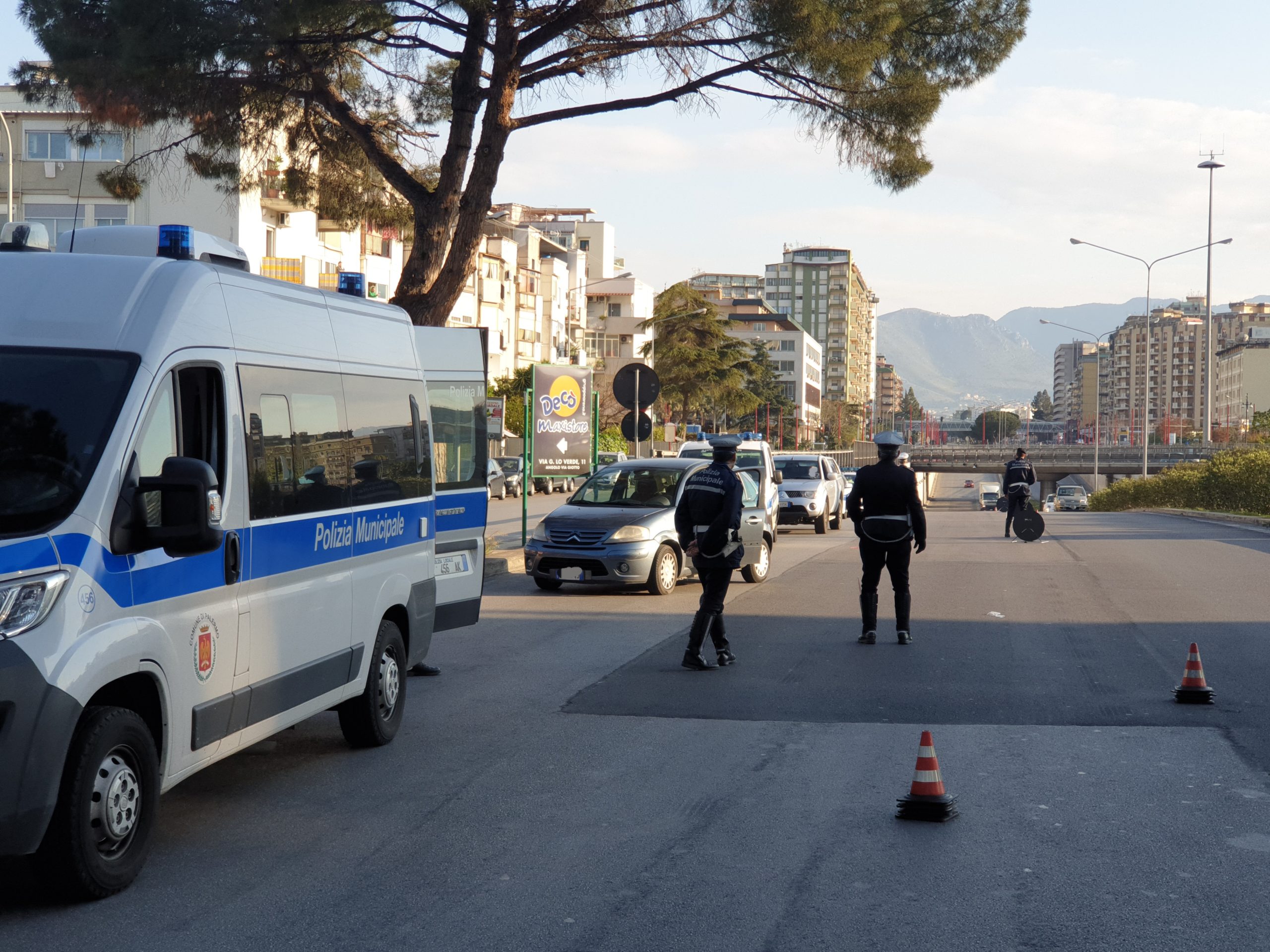 Scappa dopo grave incidente a Palermo: ritracciato dalla Polizia Municipale, motociclista ancora in prognosi riservata