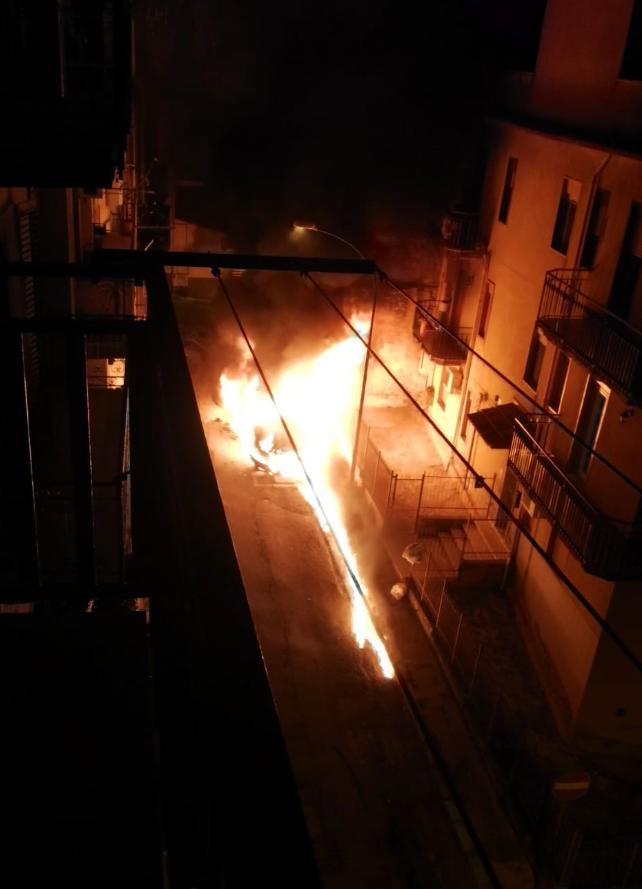 Paura a Trabia, nella notte un’auto in fiamme FOTO