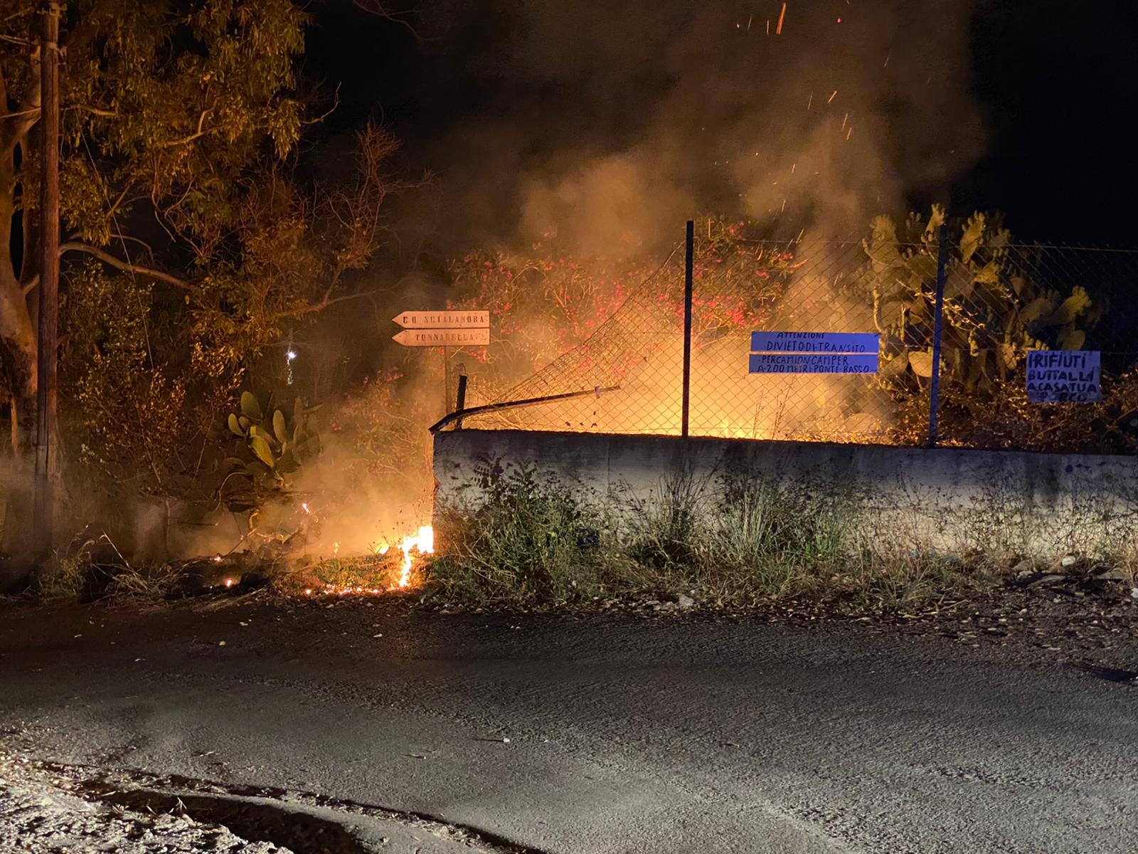Paura in contrada Scialandra: grosso incendio divampa ai margini della strada FOTO E VIDEO