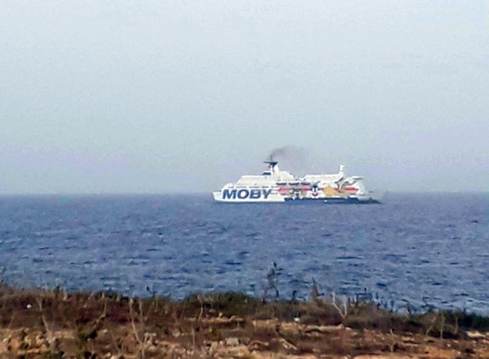 Migranti: 28 positivi al Covid19 su una nave a largo di Agrigento