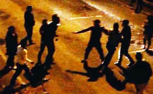 Polizia arresta gli autori di un pestaggio avvenuto per strada, scatenato da uno sguardo “inappropriato”  