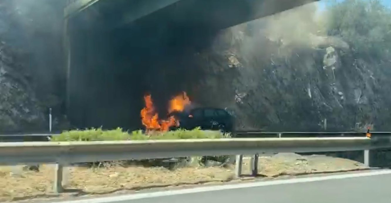 Auto in fiamme sulla A29: traffico bloccato nei pressi del comune di Partinico