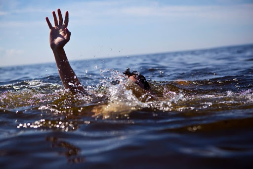Undicenne rischia di annegare salvata da bagnanti, è grave