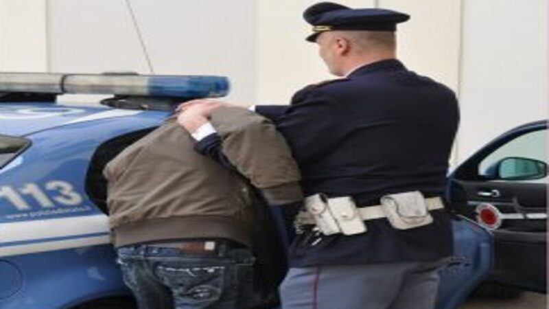 Provincia di Palermo: diciannovenne arrestato dalla polizia per furto e denunciato per spaccio di stupefacenti