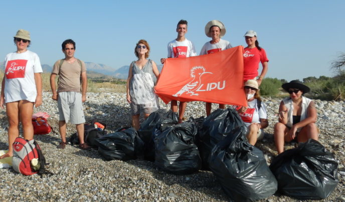 I volontari Lipu ripuliscono dai rifiuti la spiaggia di Buonfornello - FOTO