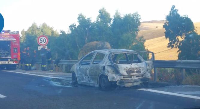 Paura per due giovani madoniti: auto in fiamme nei pressi della misteriosa galleria di Tremonzelli