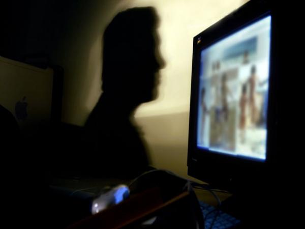 Pedopornografia: la polizia arresta 13 persone per sfruttamento sessuale di minori online VIDEO