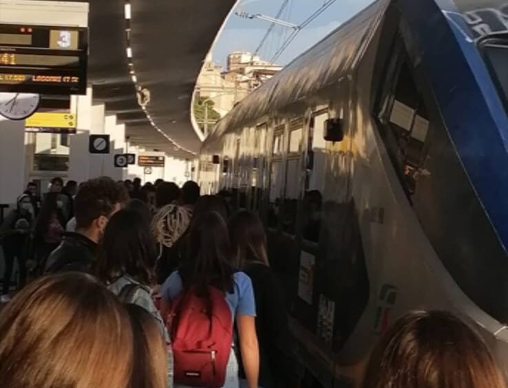 Coronavirus: meno posti sul treno Termini Imerese-Cefalù, disagi per gli studenti VIDEO