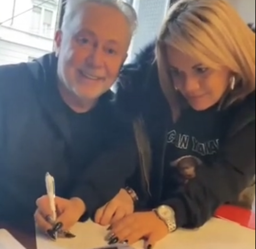 La palermitana Angela Chianello firma il contratto con Lele Mora - il video