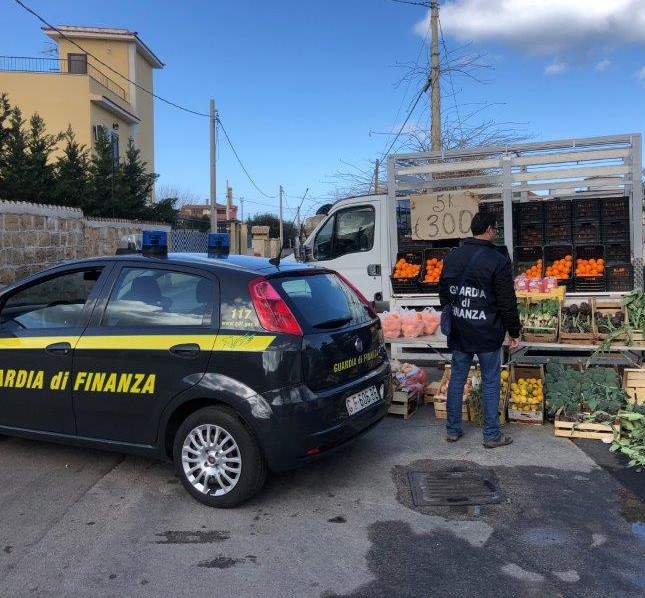 Guardia di Finanza: vanno avanti i controlli agli ambulanti  a Palermo e provincia