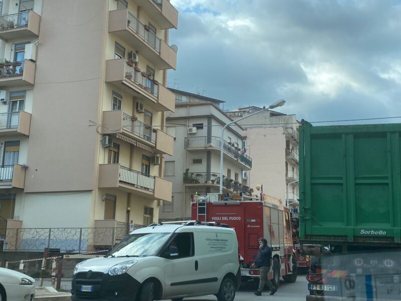 Traffico rallentato in via Ugo La Malfa per cornicione pericolante: intervengono i Vigili del Fuoco