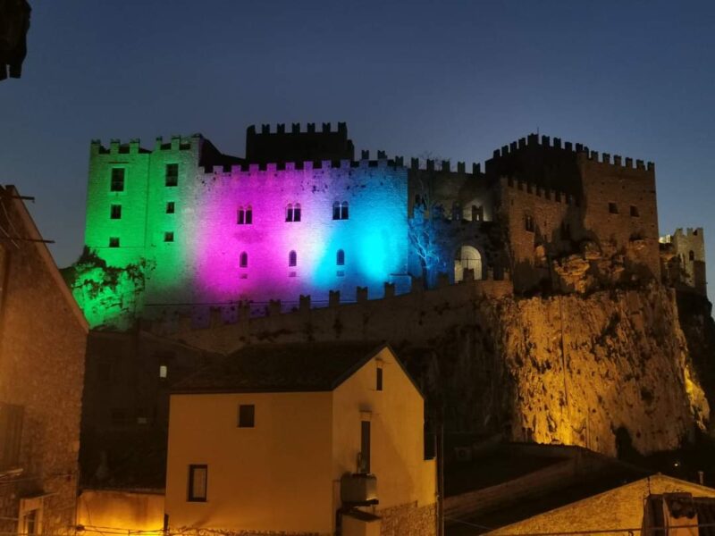 Il castello di Caccamo illuminato è simbolo di speranza e di lotta alle malattie rare
