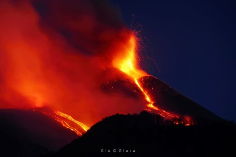 Continua l'attività eruttiva dal cratere di Sud-Est dell'Etna