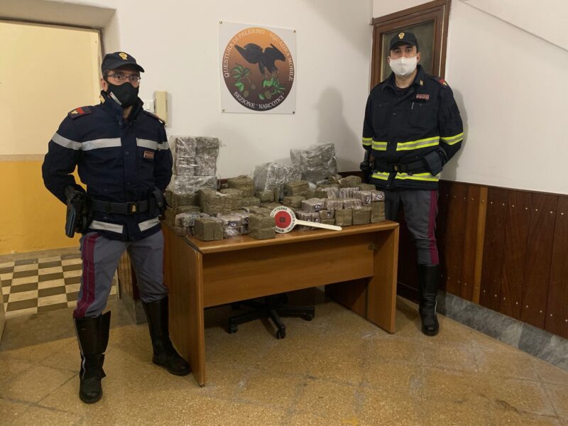 Fermato in autostrada corriere della droga: trasportava a Palermo 102 chili di hashish