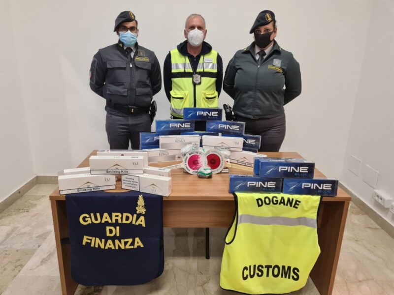 Guardia di Finanza: sequestrati oltre 6,5 kg di sigarette a cittadini tunisini in ingresso nel territorio nazionale