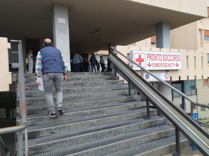 Covid, boom di vaccinazioni in Sicilia: assembramenti e lunghe attese a Termini Imerese FOTO