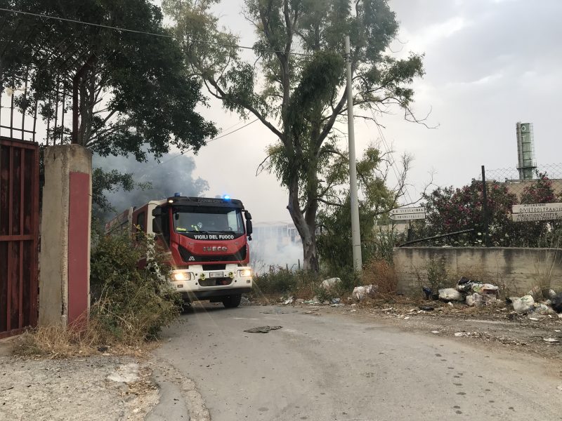 Vasto incendio in contrada Scialandra: vigili del fuoco in azione FOTO