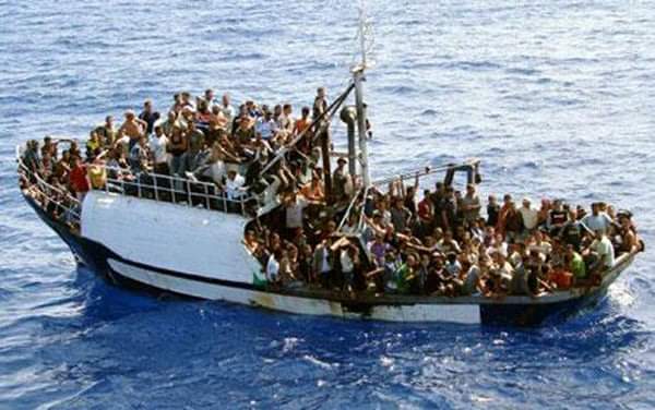 Orrore a Lampedusa: neonato gettato in mare e otto morti su un barcone trainato