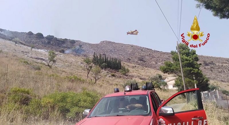 Incendio boschivo nel palermitano: Canadair ed elicottero in azione VIDEO