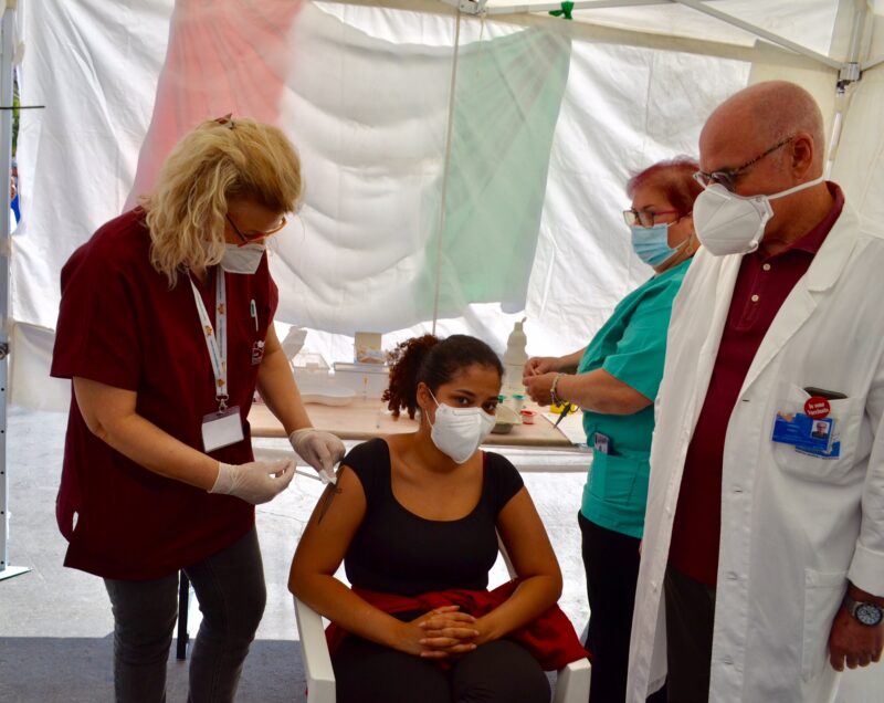 Festa della Repubblica: tanti giovani vaccinati nell'ambulatorio mobile di Palermo
