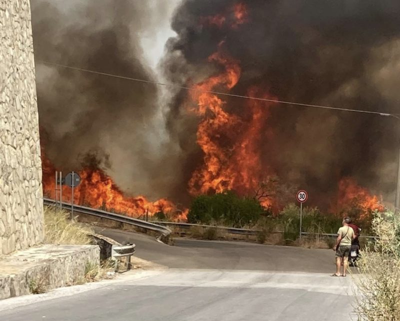 Incendi a Castelbuono, San Nicola e fumo sulla A19 in direzione Palermo FOTO E VIDEO