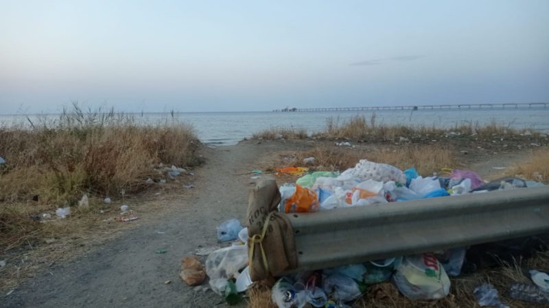 Le segnalazioni dei lettori: spazzatura e topi nella spiaggia antistante la zona industriale di Termini Imerese