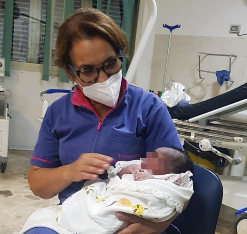Il barcone, il salvataggio e il parto d’urgenza: a Lampedusa è nata Maria, prende il nome dell’infermiera che l’ha assistita