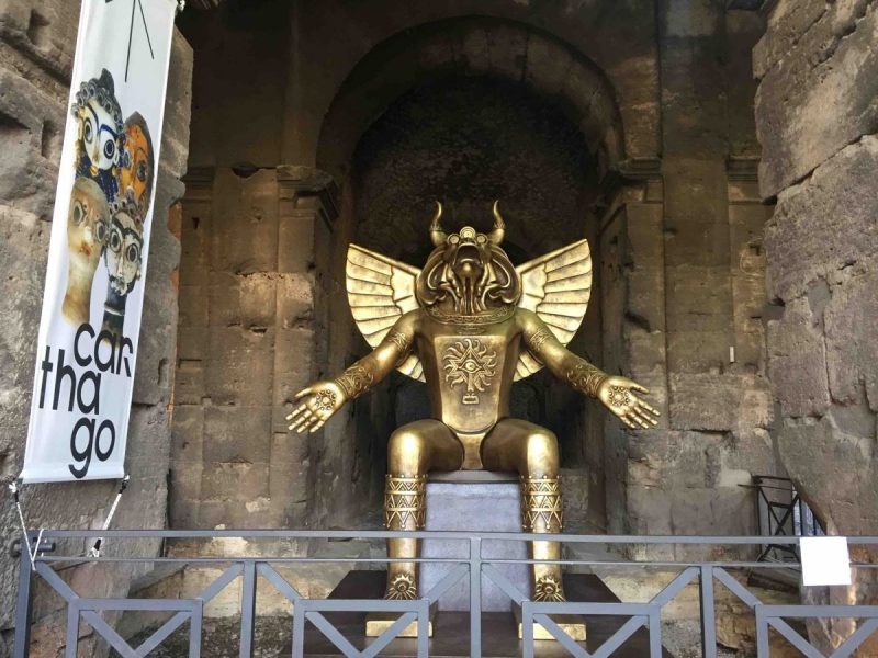 Moloch, la statua pagana esposta al Colosseo che fa insorgere il popolo cristiano