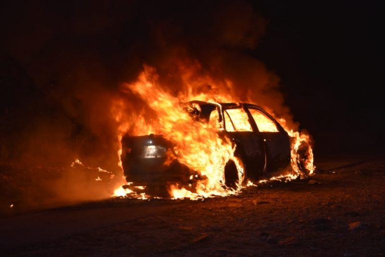 Paura in provincia di Palermo: auto di moglie e marito distrutte da un incendio
