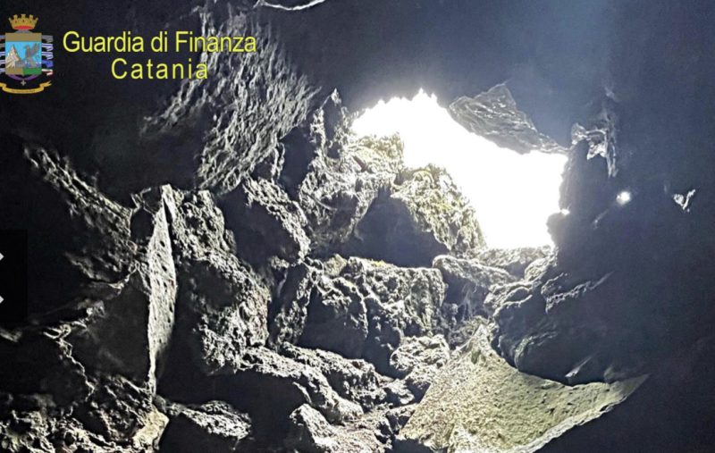Guardia di Finanza: rinvenuti  resti umani in una grotta alle pendici dell’Etna