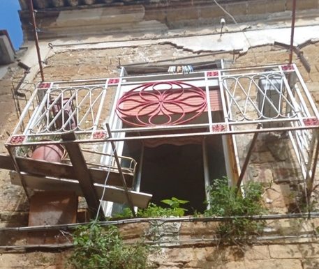 Tragedia: crolla balcone, precipita e muore anziano  a Caltanissetta