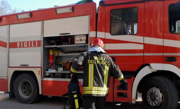 Paura a Palermo: villa in fiamme a Tommaso Natale, intossicata un’intera famiglia