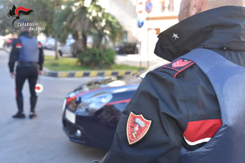 Ladri tentano di rubare auto ma restano in panne, beccati dai carabinieri