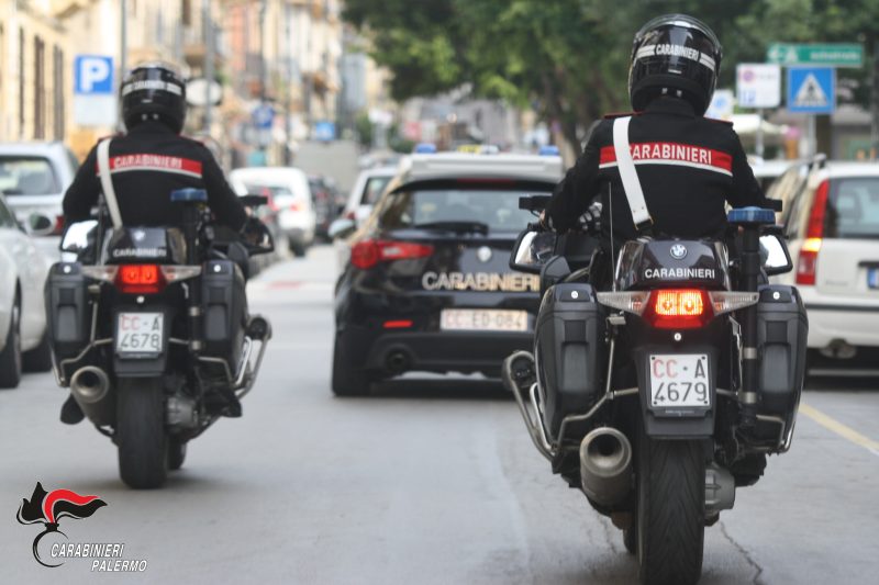 Tentato furto con “spaccata” e fuga in auto rubata: in manette tre giovani a Palermo