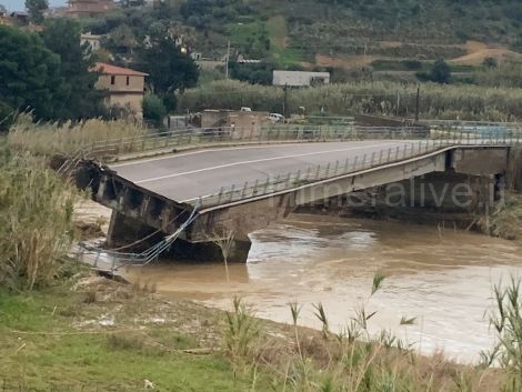 Maltempo: salvo per miracolo un uomo, crolla il ponte sul fiume San Bartolomeo FOTO E VIDEO