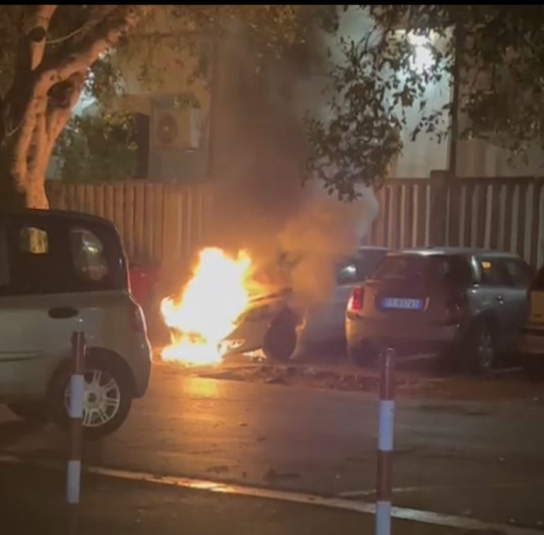 Paura a Termini Imerese: auto in fiamme nei pressi della stazione ferroviaria FOTO E VIDEO