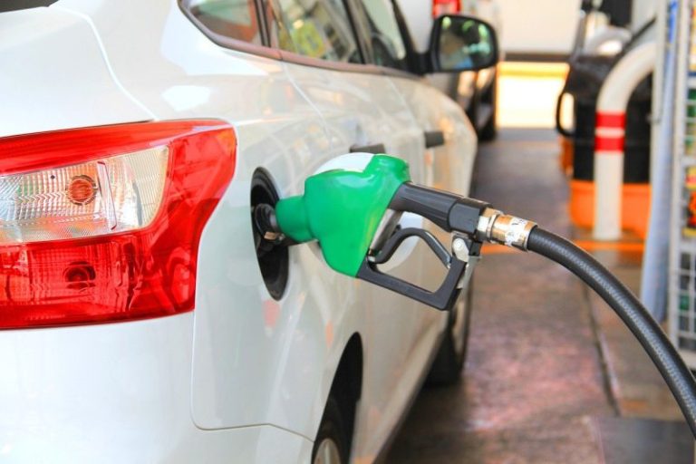Aumenti sulla benzina: quasi 2 euro al litro nel servito