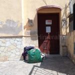 Termini Imerese: indumenti e scarpe abbandonati all'ingresso della chiesetta di Maria Santissima della Provvidenza FOTO